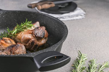 Öğle yemeği için tavada kızartılmış büyük et parçaları. Kalp ve sağlık