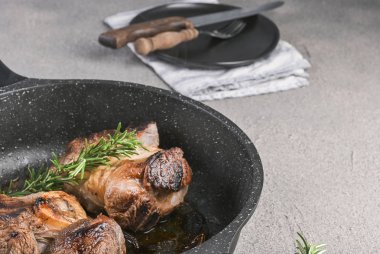 Öğle yemeği için tavada kızartılmış büyük et parçaları. Kalp ve sağlık