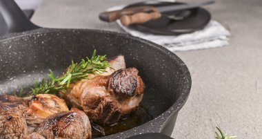 Öğle yemeği için tavada kızartılmış büyük et parçaları. Kalp ve sağlık