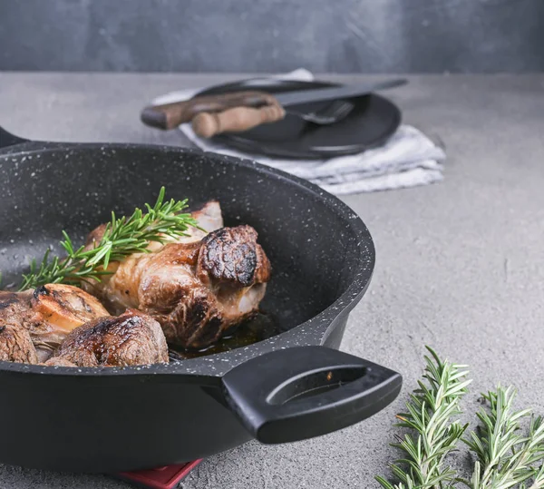 Öğle yemeği için tavada kızartılmış büyük et parçaları. Kalp ve sağlık