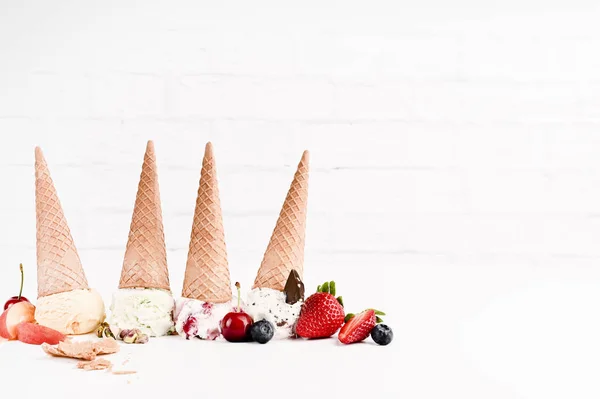 Süßes Eis in Kugeln auf weißem Hintergrund. Dessert mit Dif — Stockfoto