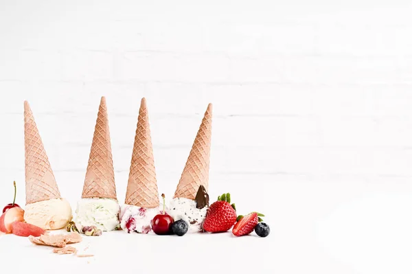 Helado dulce en bolas sobre fondo blanco. Postre con dif —  Fotos de Stock