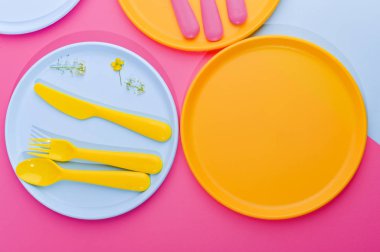 Mavi plastik tabak, çatal bıçak takımı ve gözlük. Yaz için bulaşıklar