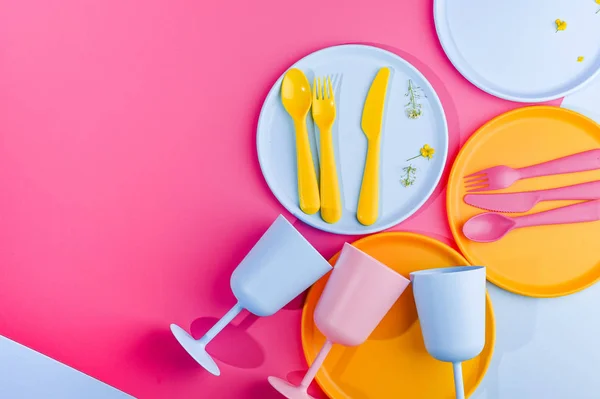 Blaue Plastikteller und Besteck und Gläser. Gerichte für einen Sommer — Stockfoto