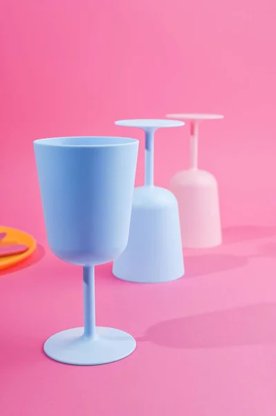 Blaue Plastikgläser und -teller. Farbgeschirr für ein Sommerpicknick — Stockfoto