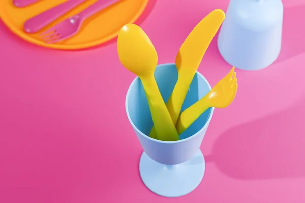 Blue plastic glasses and plates. Color dishes for a summer picni — Stock Photo, Image