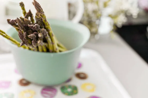 Frischer grüner Spargel zum Kochen zu Hause in der Küche. — Stockfoto