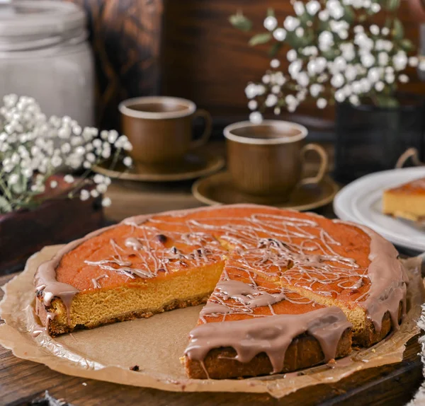 Cheesecake met chocolade en wortelpuree. Vintage foto op woo — Stockfoto