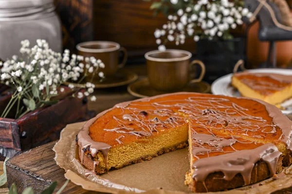 Cheesecake met chocolade en wortelpuree. Vintage foto op woo — Stockfoto