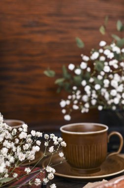 Çay fincanları klasik tarzda dekorlu olsun. Tahta torba.