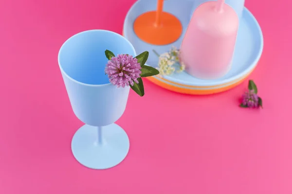 Plastikgeschirr leuchtenden Farben für ein Picknick. rosa und blaue Farben — Stockfoto