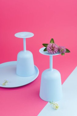 Açık havada öğle yemeği için plastik renkli bardaklar. Çanak çömlek.