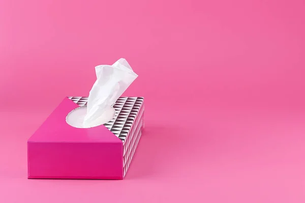 Бумажные салфетки в розовой коробке на обычном фоне. Свободное пространство — стоковое фото
