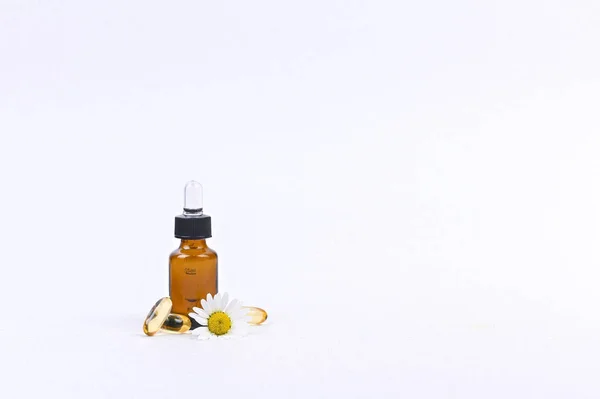 Capsule avec pipette pour vitamines et huile sur fond blanc — Photo