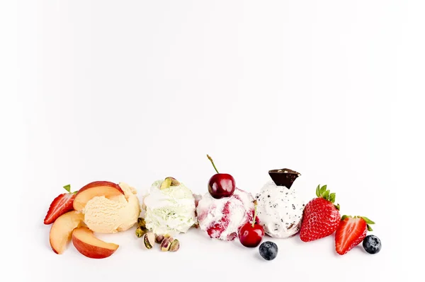 Сладкое мороженое в шариках на белом фоне. Десерт с различием — стоковое фото