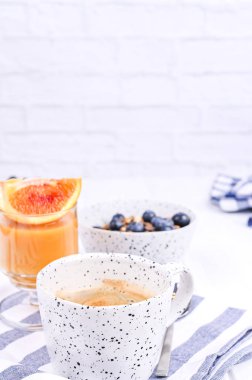 Beyaz ahşap arka planda geleneksel Avrupa kahvaltısı. Muesl!