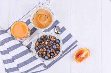 Beyaz ahşap arka planda geleneksel Avrupa kahvaltısı. Muesl!