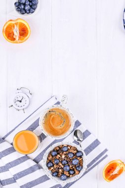 Beyaz ahşap arka planda geleneksel Avrupa kahvaltısı. Muesl!