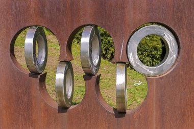 Olimpiyat Müzesi 'nin parkında Olimpiyat yüzükleriyle heykel.