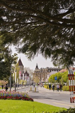 Baharda Lozan Sokağı ve çiçek tarhları. Avrupa seyahatleri