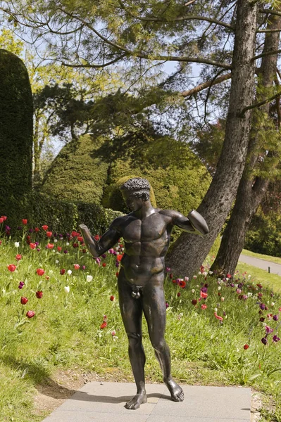 Sculpture dans le parc du Musée Olympique. Fleurs et vues o — Photo