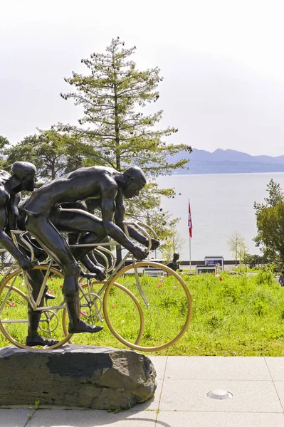 Sculpture de deux cyclistes dans le parc du Musée Olympique de S — Photo