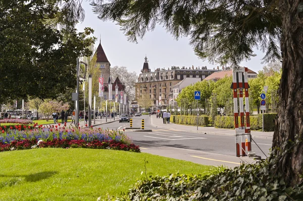 Straat Lausanne in het voorjaar en bloembedden. Reizen in Europa — Stockfoto