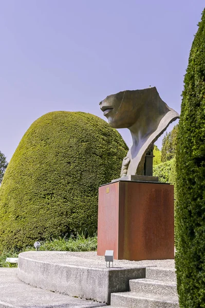 Sculpture d'une grande tête dans le parc du Musée Olympique de S — Photo