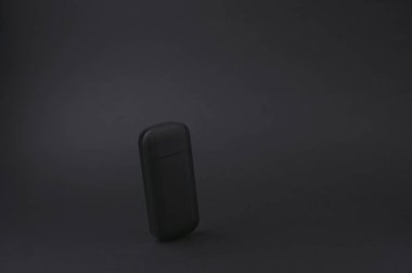 Siyah arka planda elektronik cihaz. Modern sigaralar.