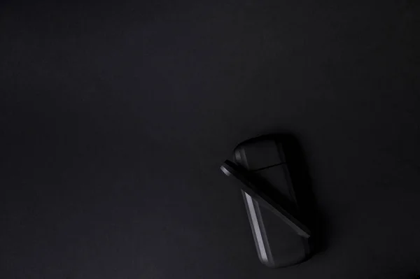 Электронное устройство на черном фоне. Современные сигареты без — стоковое фото