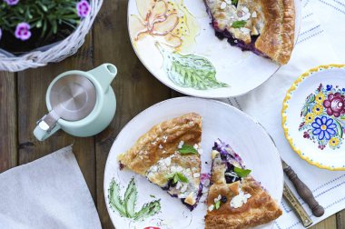 Ev yapımı pasta ve puf böreği. F için yaz ev yapımı hamur işleri.