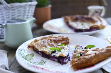 Ev yapımı pasta ve puf böreği. F için yaz ev yapımı hamur işleri.