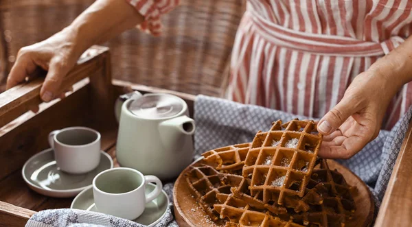 As mulheres têm waffles frescos e canecas de chá no café da manhã. Morn... — Fotografia de Stock