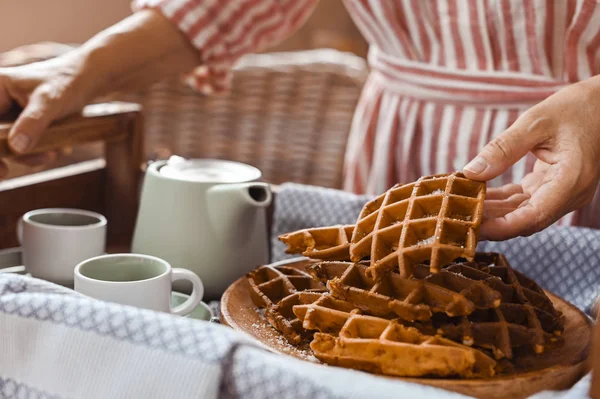 As mulheres têm waffles frescos e canecas de chá no café da manhã. Morn... — Fotografia de Stock