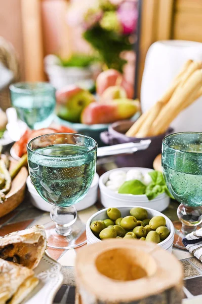 Fried fish on a plate. Dining table with different food and snac — Stock Photo, Image