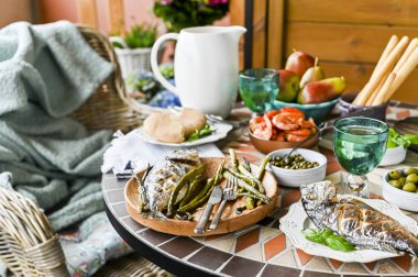 Farklı yiyecek ve aperatifler ile yemek masası. Deniz ürünleri ve vegetab