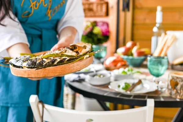 Mädchen, das am Esstisch sitzt. viele verschiedene Lebensmittel. serviert t — Stockfoto