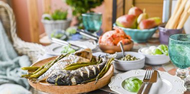 Tabakta kızarmış balık. Farklı yemek ve snac ile yemek masası