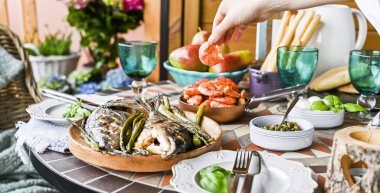 Tabakta kızarmış balık. Farklı yemek ve snac ile yemek masası