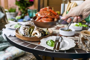 Tabakta kızarmış balık. Farklı yemek ve snac ile yemek masası