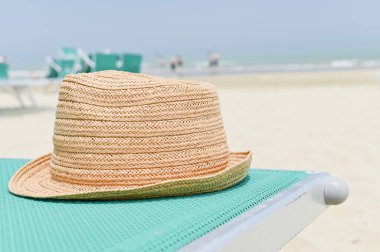 Plaj ve şezlonglar beyazdır. Kum, deniz ve gökyüzü. Rıhtım içinde 