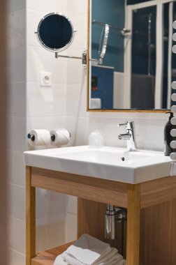 Lavabo ve banyoda ayna. Banyo nun iç