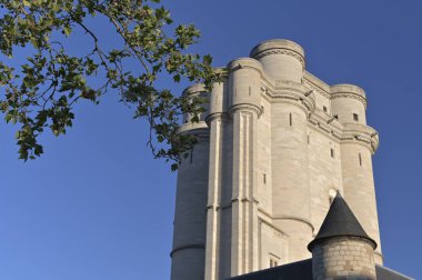 Vincennes Kalesi ve mavi gökyüzü. Güneyinde eski bir kale