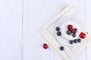 Beyaz ahşap üzerinde yaban mersini kiraz ile taze ricotta peyniri