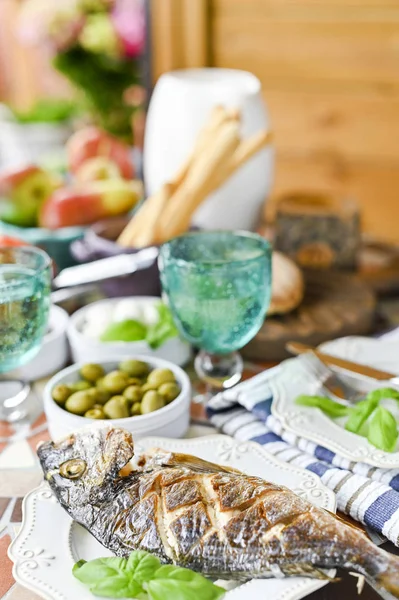 Esstisch mit verschiedenen Lebensmitteln, Snacks und Blumen. Sommerzeit — Stockfoto