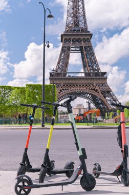Scooter Paris sokağında. Araba kiralama. Gençlik trendleri ve fas