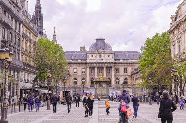 Fransa'da mimarlık. Paris'in eski merkezinin sokakları. 