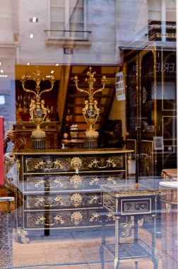 Paris'te antika dükkanı. Farklı antika eşyalar. Dekor ve içinde