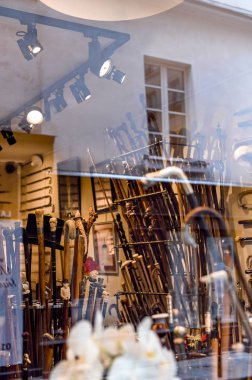 Paris'te antika dükkanı. Kıvırcık saplı canes. Dekor ve ben