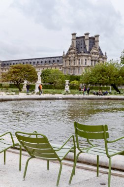 Louvre'un sokağında çeşme ve sandalyeler. Avrupa'da Seyahat